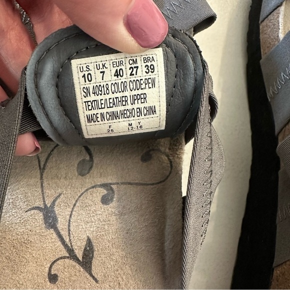 Skechers Memory Foam Women’s Pewter Slip On Textile/Leather Sandals Sz 10 GUC - Picture 9 of 11